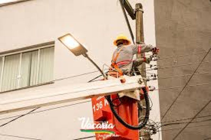 Prefeitura inicia operação de troca de lâmpadas em 12 bairros